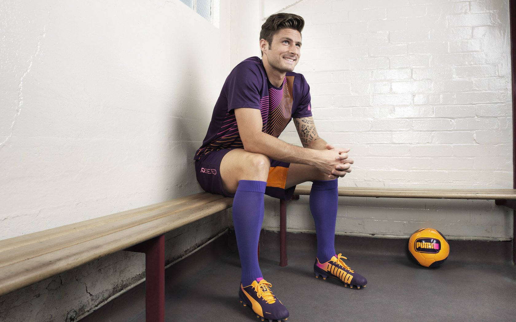 英超球队采用智能穿戴设备提升训练科学性，英超联赛用球